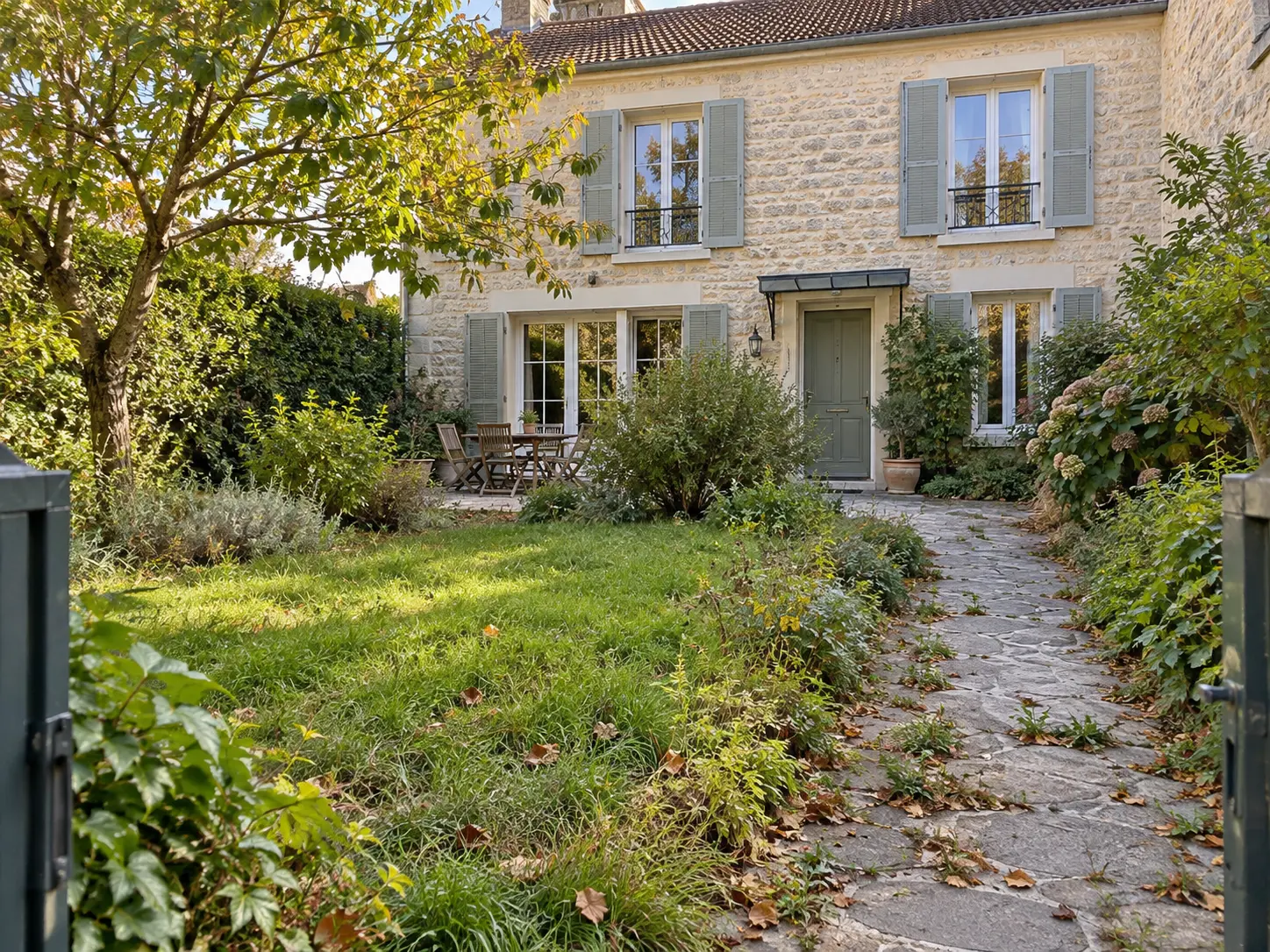 Jardin négligé avant intervention